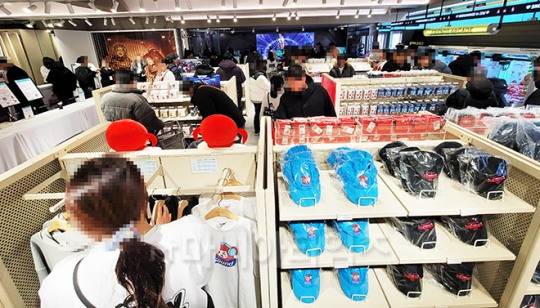 던파 팝업 스토어 '스노우메이지 인 강남' 2층에서 판매중인 굿즈들. 사진 촬영 : 이동근 기자