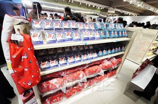 던파 팝업 스토어 '스노우메이지 인 강남' 2층에서 판매중인 굿즈들. 사진 촬영 : 이동근 기자