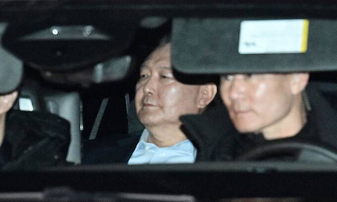 내란 우두머리 혐의로 체포된 윤석열 대통령이 지난 15일 경기 과천 고위공직자범죄수사처에서 조사를 마친 뒤 차량으로 서울구치소로 이동하고 있다. 과천=공동취재사진