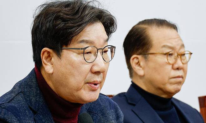 권성동 국민의힘 원내대표가 19일 오전 서울 여의도 국회에서 열린 윤석열 대통령 구속영장 발부 관련 긴급비상대책위원회의에 참석해 모두 발언하고 있다. 뉴스1