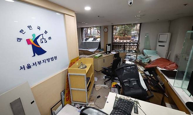 19일 오후 서울 마포구 서울서부지방법원에 윤석열 대통령 지지자들의 난입으로 파손된 시설물들과 집기 모습. 뉴시스