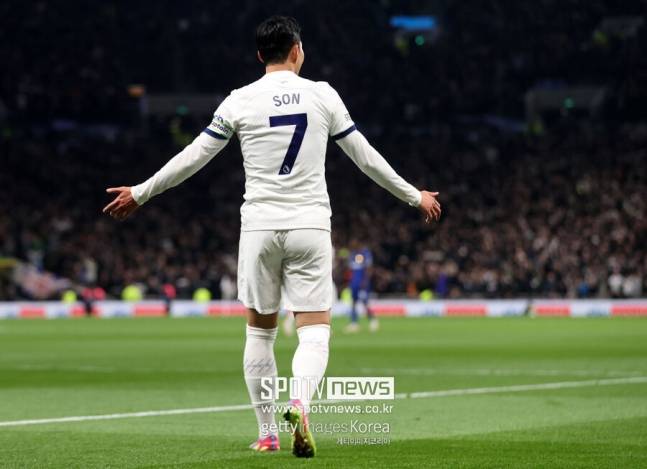 ▲ 손흥민이 알려지지 않은 수술을 받았다는 의혹이 제기되면서, 그의 부상 상태와 기량 하락이 토트넘이 이적을 고려하는 주된 이유로 꼽히고 있다. 10년 동안 팀을 위해 헌신한 손흥민에게 이러한 대우가 배신으로 다가올 수 있다는 비판의 목소리도 적지 않다. 1년 연장 옵션 행사를 발표한 토트넘은 \"손흥민은 우리와 함께하는 동안 \'글로벌 스타\'가 됐고, 현 시대 토트넘의 위대한 선수가 됐다\"고 평가했다. 2019년 4월 크리스탈 팰리스와 프리미어리그 경기에서 현재 토트넘 홈구장인 토트넘 홋스퍼 스타디움 \'개장 1호 골\' 주인공이 되는 등 \"여러 상징적인 골을 넣으며 우리의 역사에 자리 잡았다\"고 치켜세웠다.