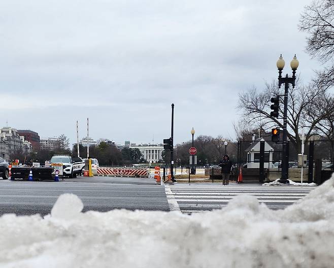 새 주인 기다리는 백악관 (워싱턴=연합뉴스) 강병철 특파원 = 도널드 트럼프 미국 대통령 당선인의 20일(현지시간) 취임식을 앞두고 18일 오전 워싱턴DC 백악관 주변에 펜스 등이 설치돼 있다. 2025.1.18
soleco@yna.co.kr
(끝)
