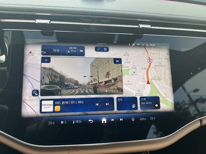 '드디어 티맵이 내려왔다. 시동을 걸고 로그인을 하면 바로 티맵 지도가 적용된 내비게이션을 만날 수 있다. 주행 중 신호대기 중 정차하면 전방 보행자와 신호등을 인식해 디스플레이에 전방 모습을 운전자에게 보여준다.' 사진=이상진