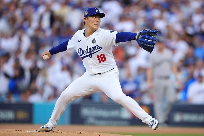 LA 다저스 야마모토 요시노부가 미국 캘리포니아주 LA 다저 스타디움에서 열린 2024 메이저리그 월드시리즈 2차전 뉴욕 양키스전에 선발 등판해 힘차게 공을 던지고 있다. 사진 | LA=AFP연합뉴스