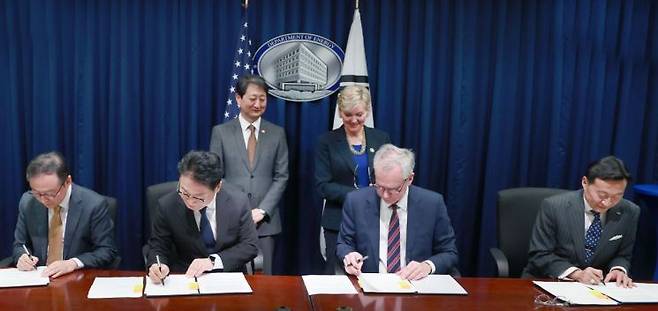 안덕근 산업통상자원부 장관이 8일(현지시간) 미국 워싱턴 D.C. 에너지부 회의실에서 제니퍼 그랜홈 미국 에너지부 장관 및 관계자들과 '한·미 원자력 수출 및 협력 원칙에 관한 기관 간 약정' 업무협약을 체결하고 있다. 2025.1.9. 산업통상자원부 제공 연합뉴스