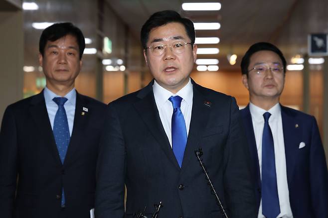 박찬대 더불어민주당 원내대표가 17일 오후 서울 여의도 국회에서 열린 특검법 협의를 위한 국회의장 주재 여야 원내대표 회동을 마친뒤 의장실을 나서며 취재진의 질문에 답하고 있다. /뉴스1