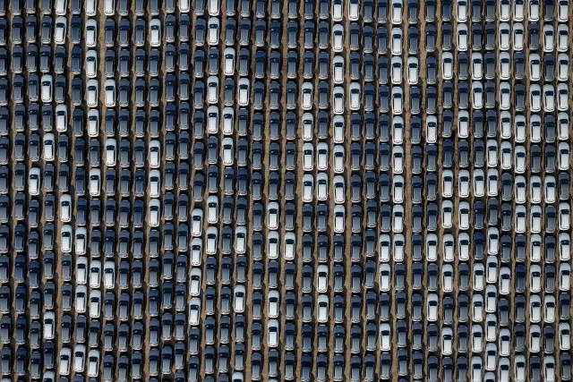 2024년 4월 18일 중국 산둥성 옌타이의 한 항구에서 수출을 위해 선적 대기 중인 BYD 전기차들. 연합뉴스