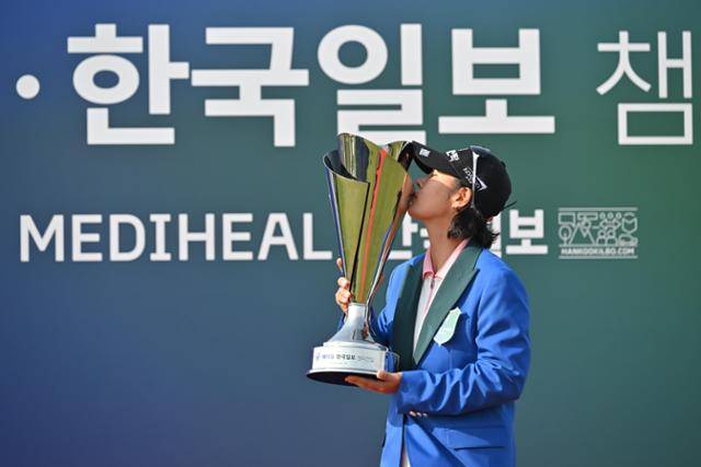 올해로 4회째를 맞는 한국여자프로골프(KLPGA) 투어 메디힐·한국일보 챔피언십이 경기 포천시에 위치한 몽베르컨트리클럽에서 8월 14일 막을 올려 나흘 동안 펼쳐진다. 사진은 지난해 3회 대회에서 우승한 박지영이 트로피에 입을 맞추는 모습. 한국일보 자료사진
