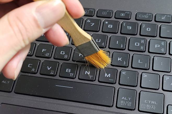 노트북 키보드도 분리보다 이물질 제거와 상판을 닦아 관리해 주는 것이 좋습니다 / 출처=IT동아