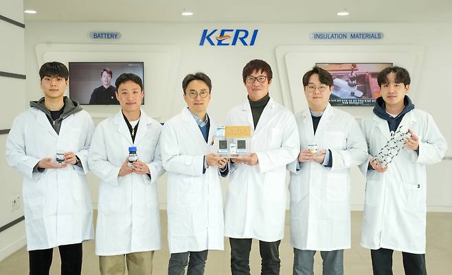 KERI 박준우(왼쪽 4번째) 박사팀이 탄소나노튜브와 산소 작용기를 결합한 기술로 차세대 리튬황전지의 한계를 극복했다.