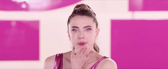 엘리자베스의 몸 안에서 태어난 수(마거릿 퀄리)는 젊음과 아름다움을 무기로 순식간에 스타가 된다. 배급사 뉴(NEW) 제공