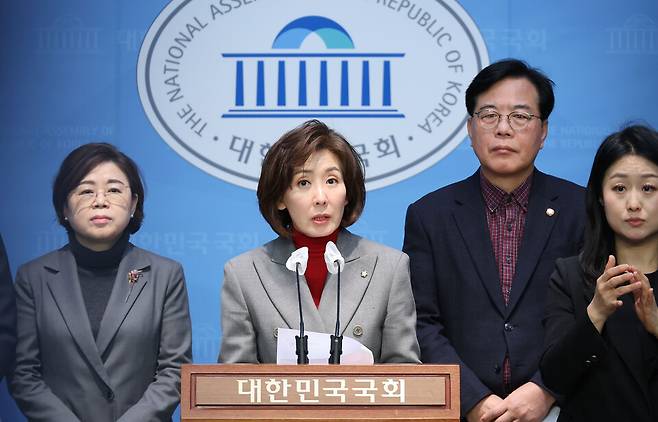 나경원 국민의힘 의원이 지난 16일 오후 서울 여의도 국회 소통관에서 열린 공수처 해체 촉구 기자회견에서 발언하고 있다. ⓒ연합뉴스