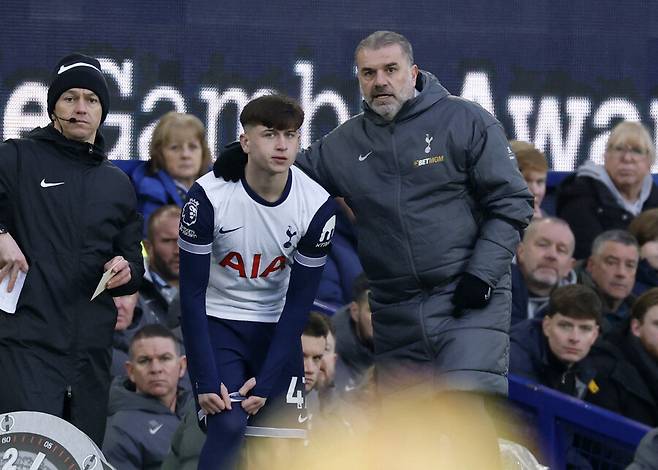 ▲ 엔제 포스테코글루 토트넘 홋스퍼 감독으로부터 자시를 듣고 투입되는 마이키 무어(사진 위), 손흥민 근처에서 훈련하며 모든 것을 흡수하려 애쓰고 있다. ⓒ연합뉴스/REUTERS/AFP