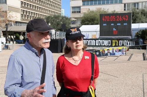 "가자 어린이들에게 평화 가르쳐야" (텔아비브=연합뉴스) 김동호 특파원 = 이스라엘과 하마스 휴전이 발효된 19일(현지시간) 오전 이스라엘 텔아비브의 '인질 광장'에서 단씨 부부가 인터뷰에 응하고 있다. 2025.1.19 dk@yna.co.k