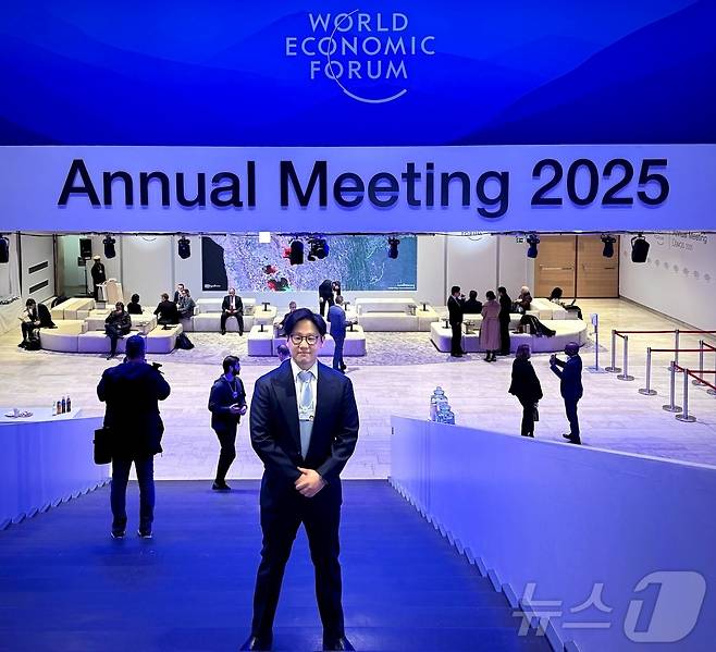 서범석 루닛 대표가 다보스포럼에 참석해 기념사진을 찍고 있다.(루닛 제공)/뉴스1