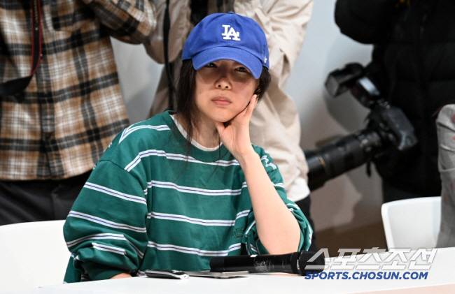 지난해 4월 긴급 기자회견을 연 민희진 당시 어도어 대표. LA 다저스 모자를 쓰고 기자회견에 참석했다. 허상욱 기자