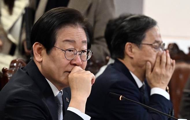 이재명 더불어민주당 대표가 20일 서울 중구 전국은행연합회에서 열린 민생경제 회복을 위한 더불어민주당-은행권 현장간담회에서 발언을 마친 뒤 고심하고 있다./뉴시스