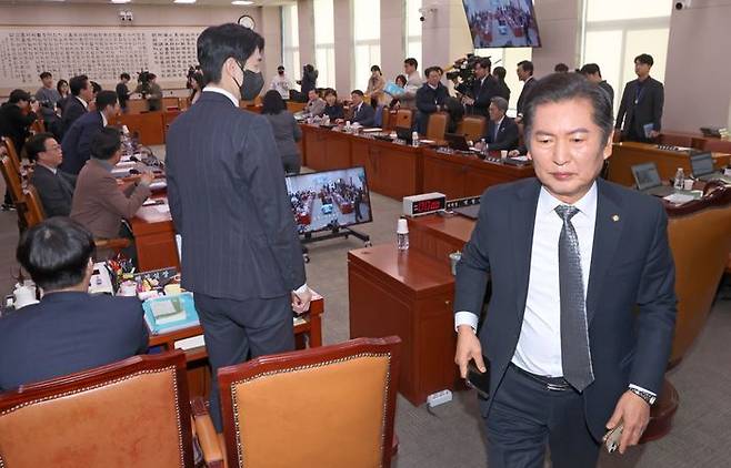 정청래 국회 법제사법위원장이 지난 17일 국회에서 열린 법제사법위원회 전체회의에서 산회를 선포한 뒤 회의장을 나서고 있다. ⓒ뉴시스