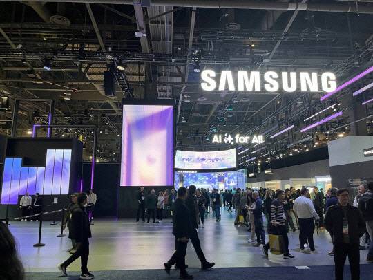 이달 7일(현지시간) 미 라스베이거스 컨벤션센터(LVCC) 삼성전자 부스 입구에 다수의 관람객들이 몰려 있다. 장우진 기자