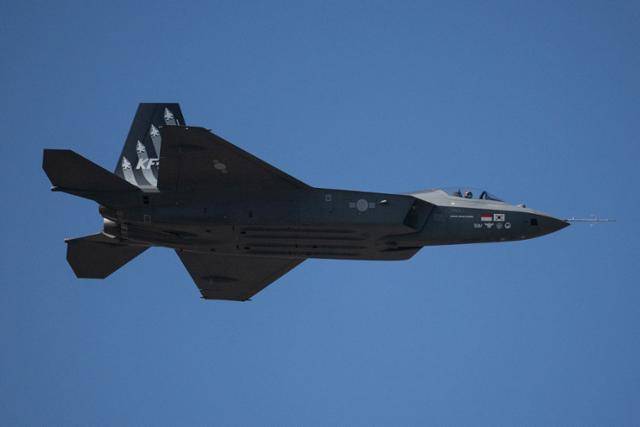 2023년 서울공항에서 열린 ‘서울 국제항공우주 및 방위산업 전시회’(ADEX·아덱스)에서 KF 21 전투기가 시범 비행하고 있다. 최원석 기자