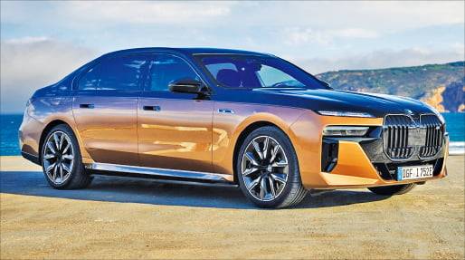 M 전용 요소가 다양하게 적용된 i7 M70 xDrive 측면 디자인. BMW 제공