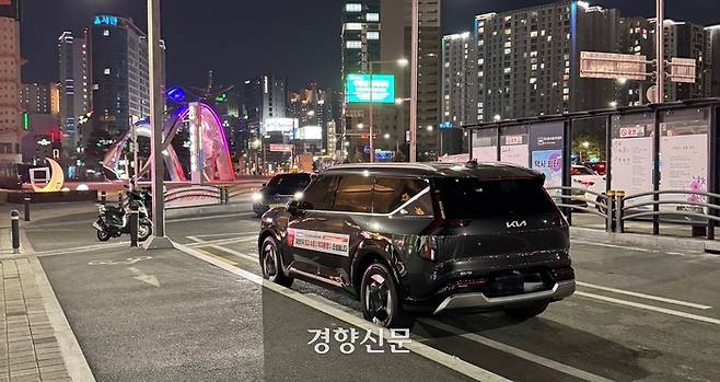 동대구역 광장 ‘박정희 동상’ 인근에 지난 19일 동상 감시를 위한 것으로 추정되는 대구시 공용차량이 세워져 있다. 백경열 기자