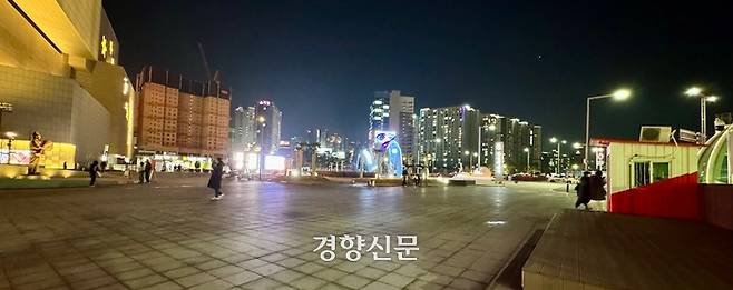 동대구역 광장 ‘박정희 동상’ 인근의 지난 19일 모습. 사진 왼쪽 가장자리에 동상이 놓여 있고, 오른쪽 가장자리에는 초소가 설치돼 있다. 백경열 기자