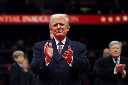 도널드 트럼프 미국 대통령 취임 이후 국내 2차전지주가 급락하고 있다. 20일(현지시각) 도널드 트럼프 미국 제47대 대통령이 취임식에서 박수를 치고 있다./사진=로이터