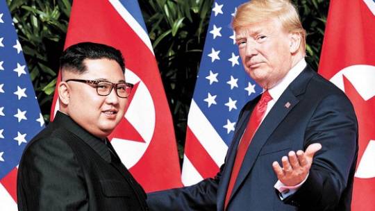 도널드 트럼프(오른쪽) 미국 대통령이 지난 2018년 6월 싱가포르에서 김정은 북한 국무위원장과 정상회담에 앞서 인사를 나누고 있다. AFP 연합뉴스