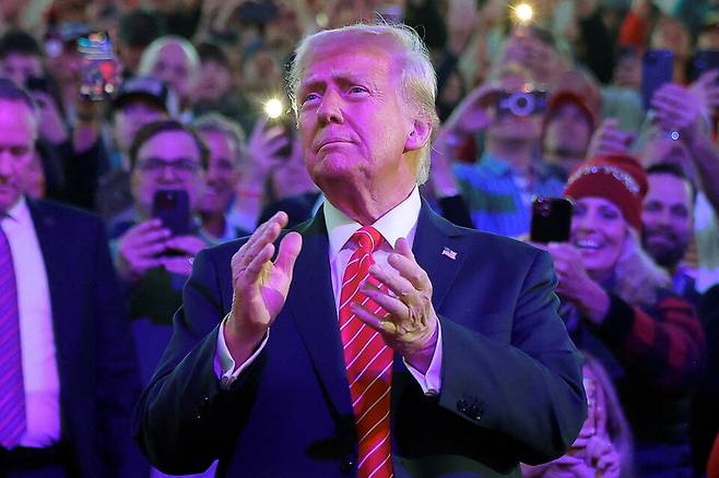 도널드 트럼프 미국 대통령 당선인이 지난 19일(현지 시각) 워싱턴에서 열린 대통령 취임식 전야 집회에 참석하고 있다. ⓒ로이터=연합뉴스