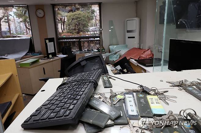 폭력이 휩쓸고 지나간 서부지법 (서울=연합뉴스) 이진욱 기자 = 윤석열 대통령이 내란 우두머리 혐의로 구속되자 일부 윤 대통령 지지자들이 서울서부지방법원 내부로 난입해 불법폭력사태를 일으킨 19일 오후 서부지법 내부가 파손돼 있다.