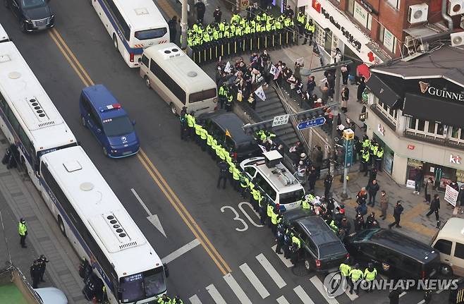 헌법재판소 나서는 윤석열 대통령 (서울=연합뉴스) 이진욱 기자 = 윤석열 대통령이 21일 오후 서울 종로구 헌법재판소에서 탄핵심판 3차 변론을 마친 뒤 서울구치소로 향하고 있다. 2025.1.21 cityboy@yna.co.kr