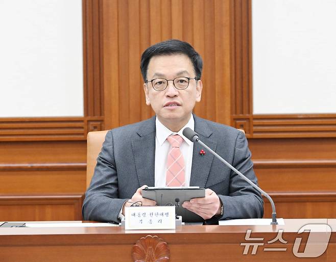 최상목 대통령 권한대행 부총리 겸 기획재정부 장관이 22일 서울 종로구 정부서울청사에서 열린 국정현안관계장관회의 겸 경제관계장관회의를 주재하고 있다. (기획재정부 제공) 2025.1.22/뉴스1