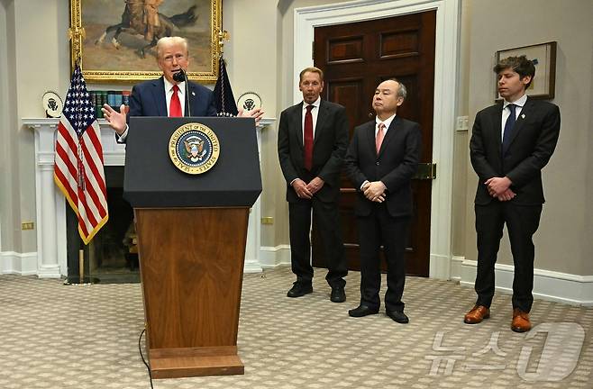 도널드 트럼프 미국 대통령이 21일(현지시간) 워싱턴 백악관에서 손정의 소프트뱅크 회장, 래리 엘리슨 오라클 회장, 샘 올트먼 오픈AI CEO가 배석한 가운데 기자회견을 하고 있다. 2025.01.22 ⓒ AFP=뉴스1 ⓒ News1 우동명 기자