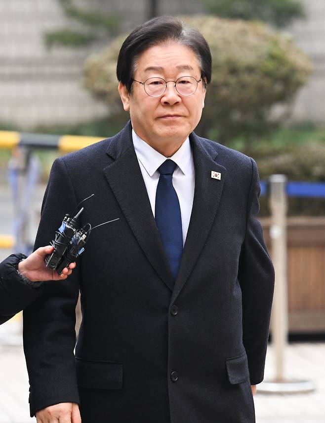 이재명 더불어민주당 대표가 21일 오전 서울 서초구 서울중앙지방법원에서 열린 '대장동 배임·성남FC 뇌물' 혐의 관련 공판에 출석하고 있다. 윤석열 대통령 구속 이후 민주당에서는 조기 대선 가능성에 맞춰 이 대표를 대선 후보로 조기에 확정하자는 목소리가 커지고 있다. /고운호 기자