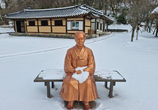 천안시 목천면 동리에 위치한 석오 이동녕의 생가와 동상. 김재근 선임기자