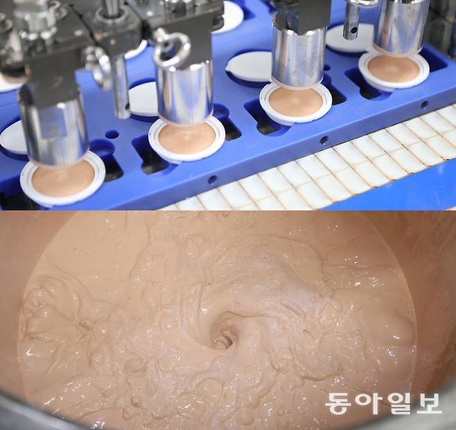 이달 16일 경기 화성에 위치한 코스맥스 공장에서 쿠션 제품이 만들어지고 있다. 위쪽 사진은 은색 튜브에서 액체 상태인 화장품을 쭉 짜서 흰색 스펀지에 충진시키는 과정이며, 아래쪽 사진은 스펀지에 충진시킬 액체를 섞는 과정. 화성=이민아 기자 omg@donga.com