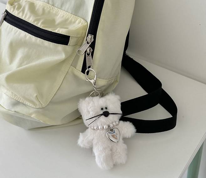 아비오에의 ‘몽냥이 인형 키링’. 각사 제공