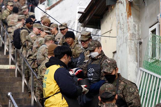 육군 제5보병사단과 미2사단/한미연합사단 예하 210포병여단 장병들이 22일 경기 동두천시 상패동 일원에서 연탄배달 봉사활동을 하고 있다. 사진=육군 제공