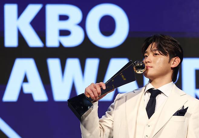 2024 KBO리그 정규 시즌 최우수선수상(MVP)을 받은 김도영(KIA 타이거즈). 연합뉴스