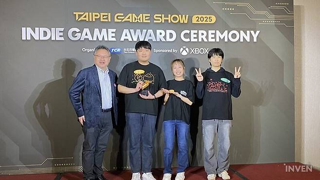 ▲ 국내 개발팀 BBB가 '모노웨이브'로 최우수 학생 게임상을 수상했다