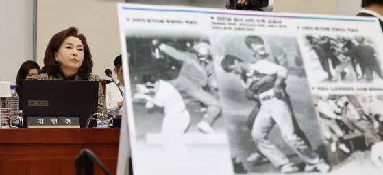 국민의힘 김민전 의원이 17일 국회 교육위원회 전체회의에서 열린 AI 디지털교과서 검증 청문회에서 '백골단' 회견과 관련해 의견을 피력하고 있다. 연합뉴스