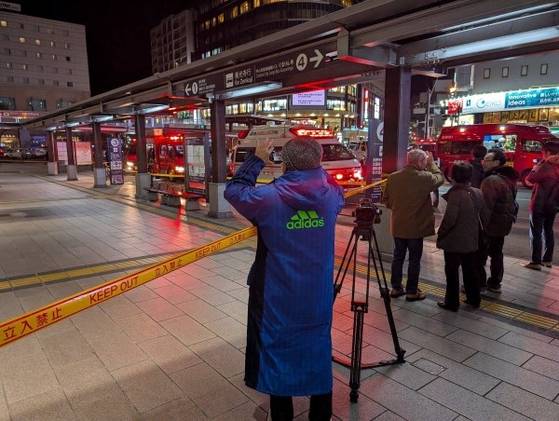 일본 JR 나가노(長野)역에 있는 버스 정거장 부근에서 남녀 3명이 40대 남성이 휘두른 칼에 찔려 이 중 한 명이 중상을 입었다고 NHK가 22일 전했다. X(옛 트위터)