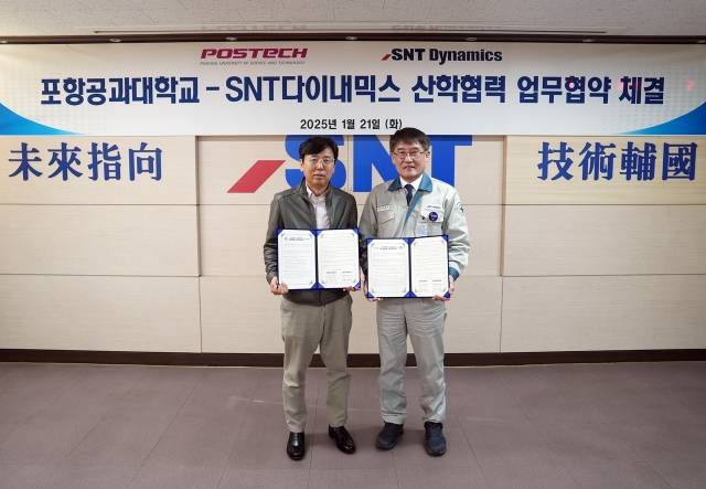 21일 박재석 SNT다이내믹스 대표(오른쪽)와 김경태 포항공대 국방과학기술협력센터장은 산학협력을 업무협약을 체결하고, 기념촬영을 하고 있다. SNT다이내믹스 제공