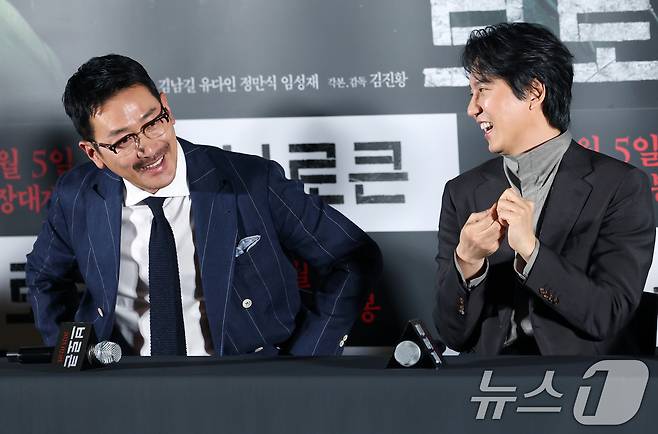배우 하정우와 김남길(오른쪽)이 23일 서울 용산구 CGV용산아이파크몰에서 열린 영화 '브로큰'(감독 김진황) 언론시사회에 참석해 미소를 짓고 있다. '브로큰'은 동생이 죽은 그날 밤의 진실을 파헤치기 위해 거침없는 추적을 시작한 남자와 그를 뒤쫓는 자들의 이야기를 뚝심 있게 끌고 나가는 범죄 추적극이다. 2025.1.23/뉴스1 ⓒ News1 권현진 기자