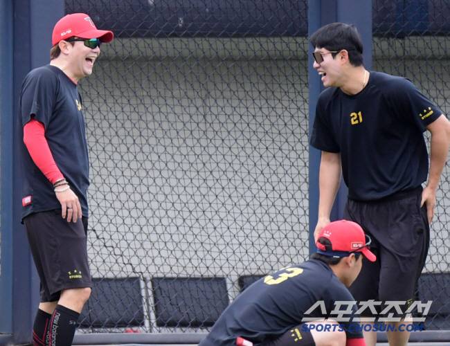 26일 광주 기아 챔피언스필드. 양현종이 김사윤과 대화하고 있다. 광주=정재근 기자 cjg@sportschosun.com/2024.5.26/
