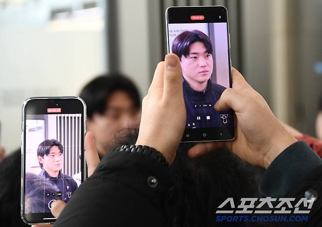 KIA 타이거즈 선수단이 23일 오전 인천국제공항을 통해 스프링캠프가 차려진 미국 캘리포니아 어바인으로 출국했다. 팬들이 인터뷰 중인 김도영의 모습을 담고 있다. 인천공항=정재근 기자 cjg@sportschosun.com/2025.1.23/