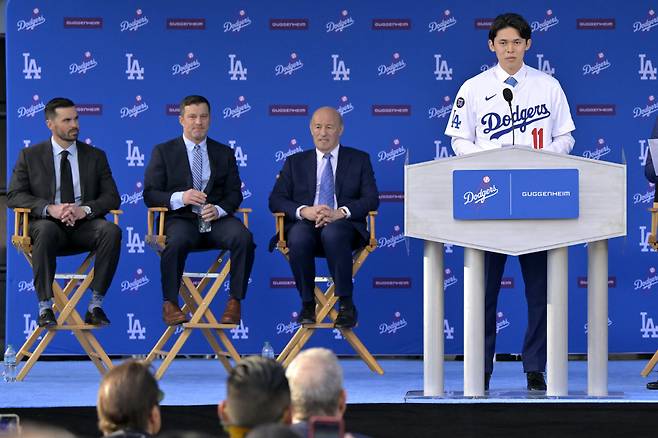 Jan 22, 2025; Los Angeles, CA, USA; L-R; Los Angeles Dodgers General Manager Brandon Gomes, President of Baseball Operations Andrew Friedman, President & CEO Stan Kasten listen as pitcher Roki Sasaki (11) speaks during an introductory press conference at Dodger Stadium. Mandatory Credit: Jayne Kamin-Oncea-Imagn Images
<저작권자(c) 연합뉴스, 무단 전재-재배포, AI 학습 및 활용 금지>