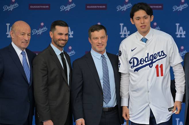 Jan 22, 2025; Los Angeles, CA, USA; L-R; Los Angeles Dodgers President & CEO Stan Kasten, General Manager Brandon Gomes, President of Baseball Operations Andrew Friedman, pitcher Roki Sasaki (11) during a press conference at Dodger Stadium. Mandatory Credit: Jayne Kamin-Oncea-Imagn Images
<저작권자(c) 연합뉴스, 무단 전재-재배포, AI 학습 및 활용 금지>